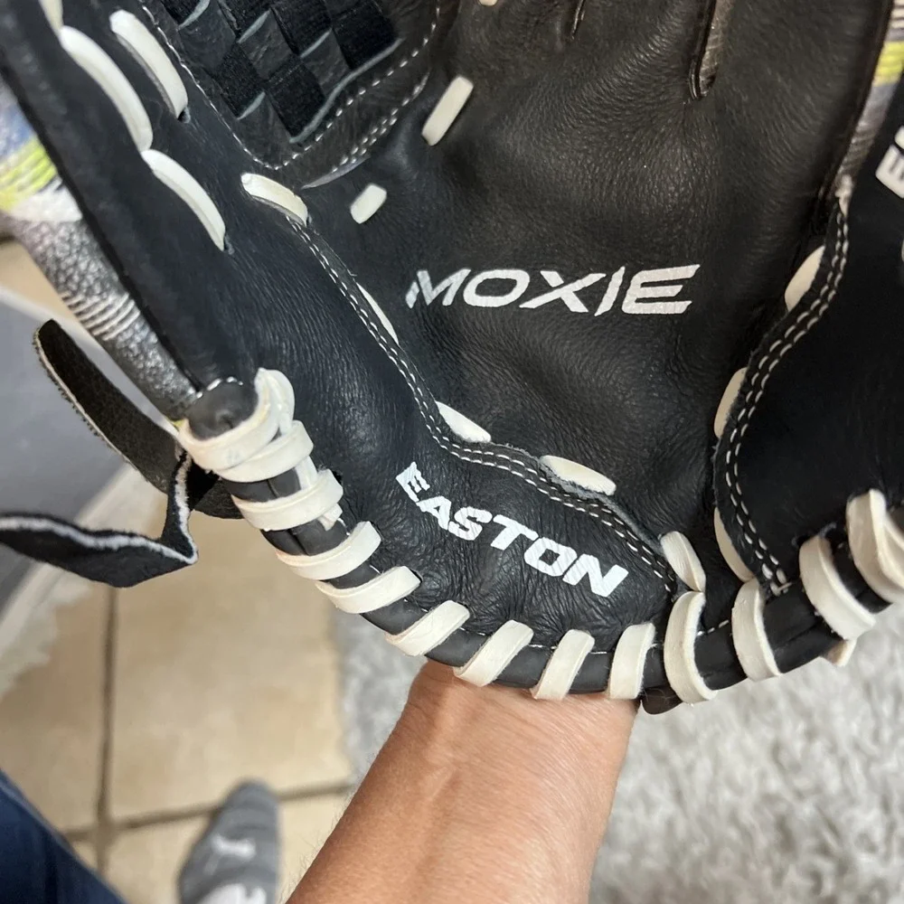 Easton | Moxie Youth Baseball Glove | Sizes‎ EMX105B REG